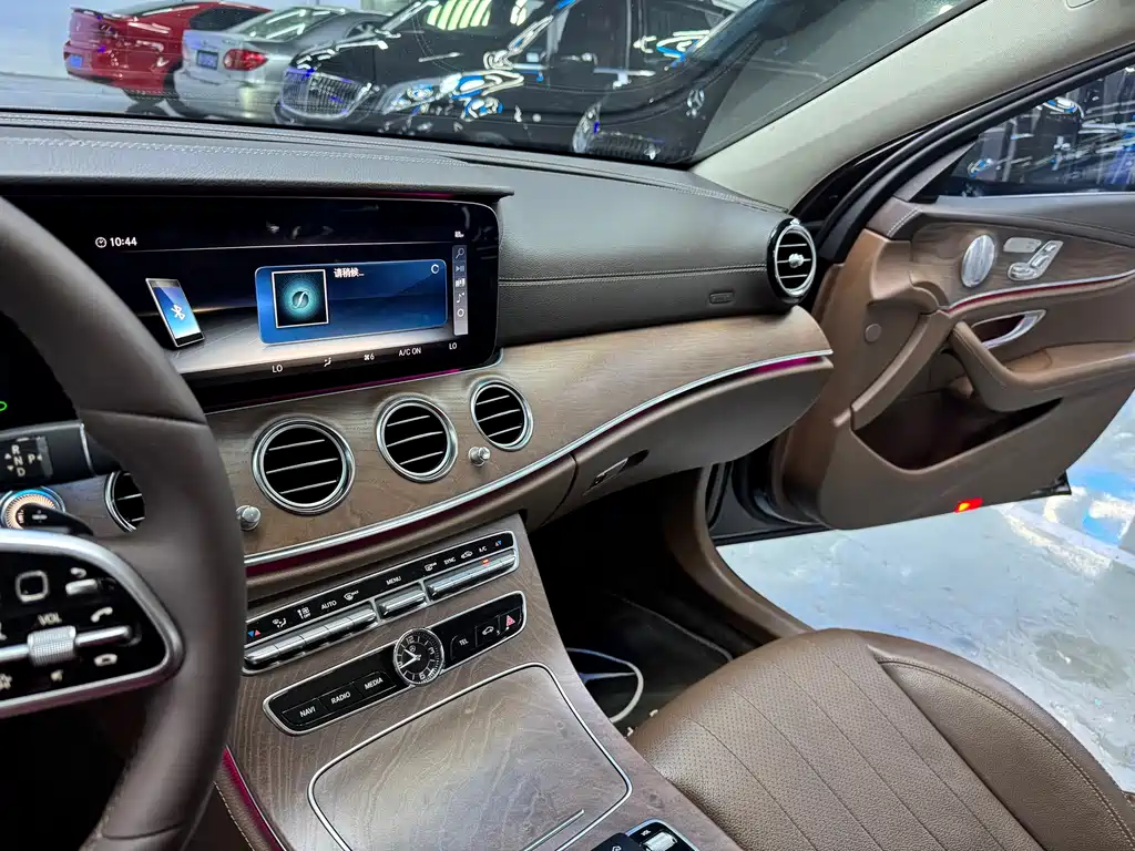 Mercedes-Benz E-Class — миниатюра 8