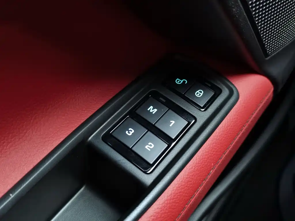 Jaguar XE — миниатюра 16