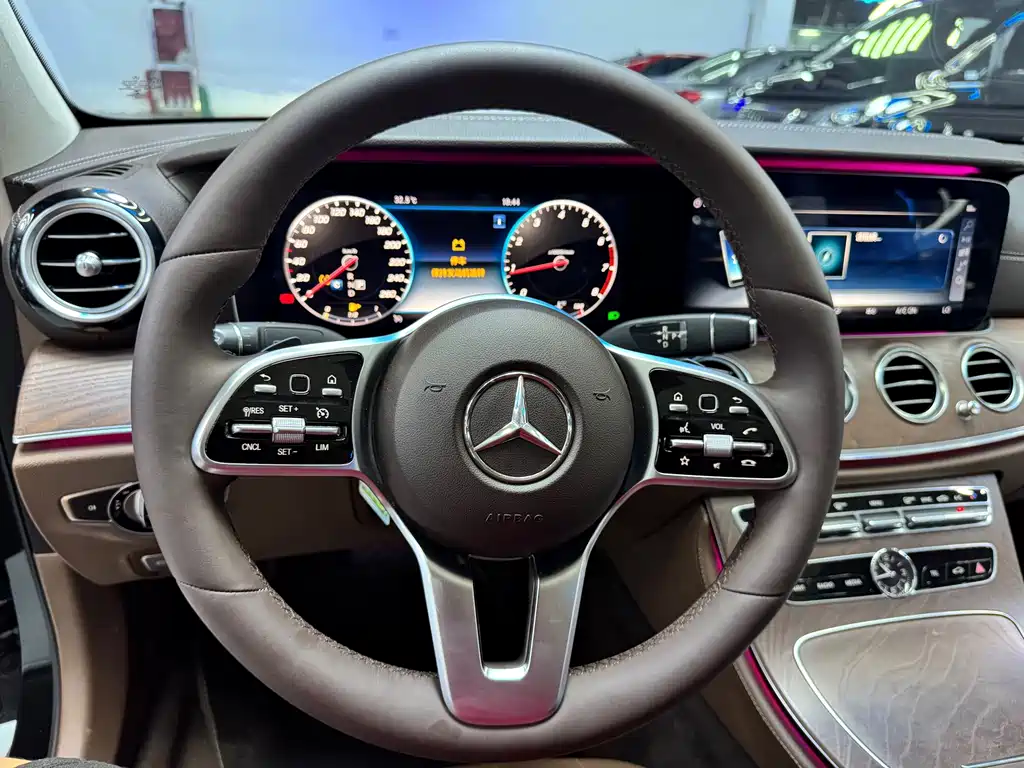 Mercedes-Benz E-Class — миниатюра 9