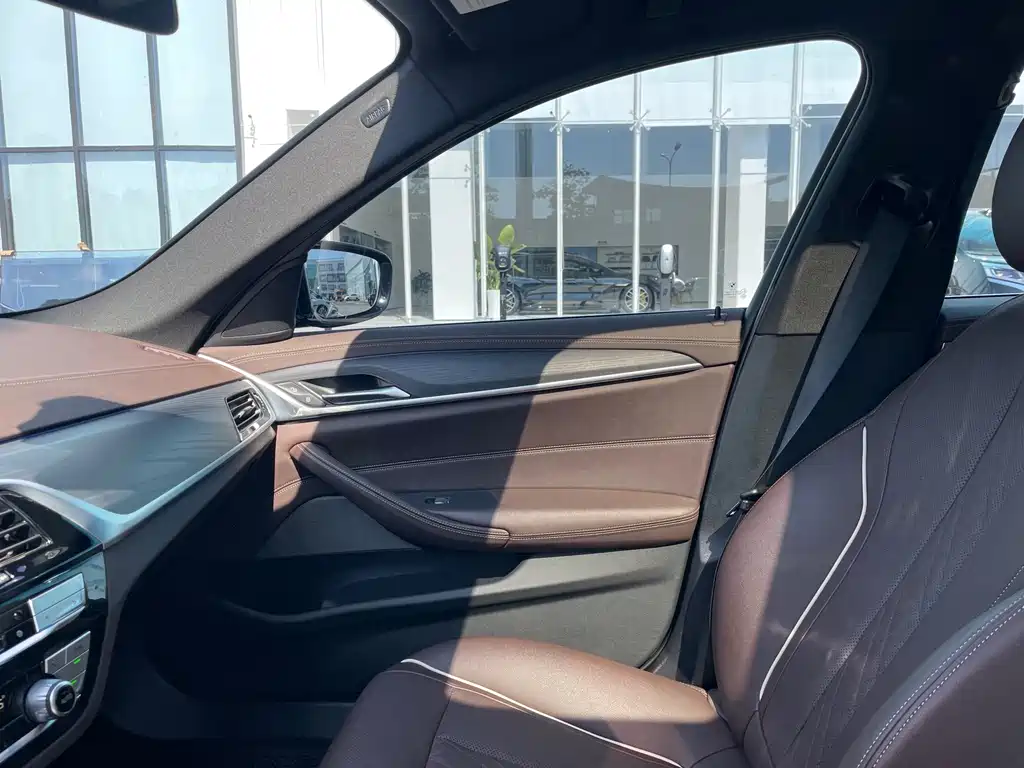 BMW 5 Series — миниатюра 4