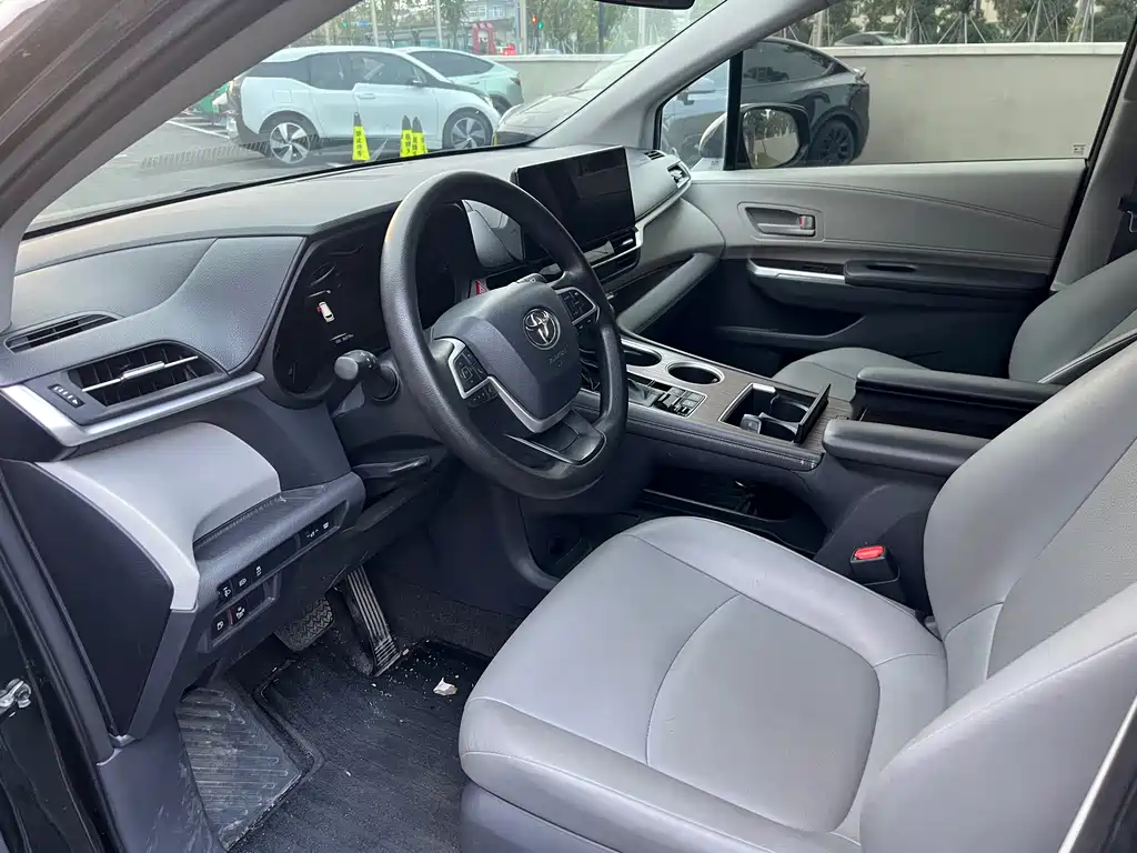 Toyota Granvia — миниатюра 5