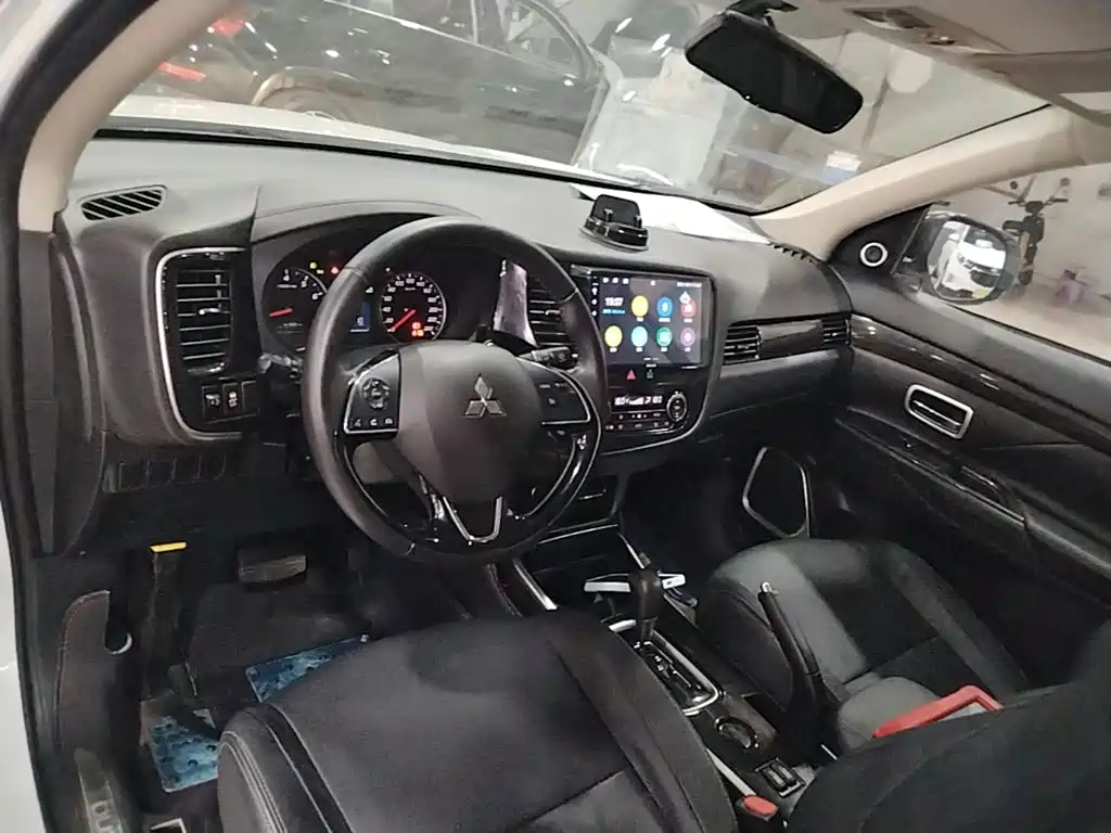 Mitsubishi Outlander — миниатюра 10