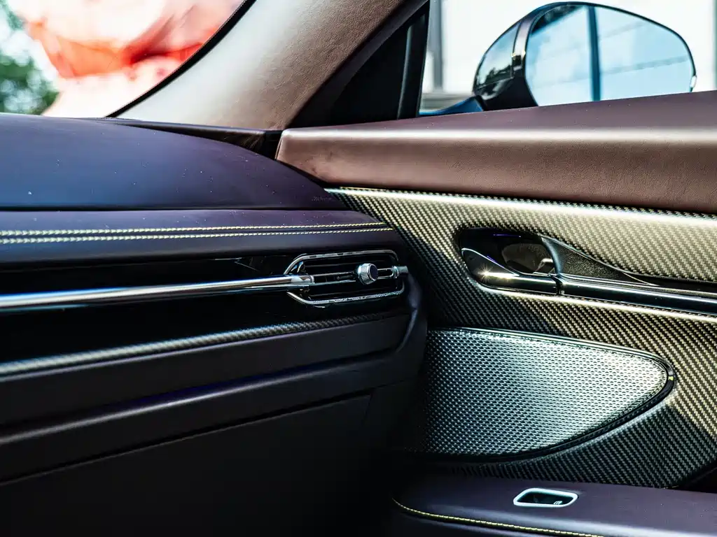 Aston Martin DB12 — миниатюра 12