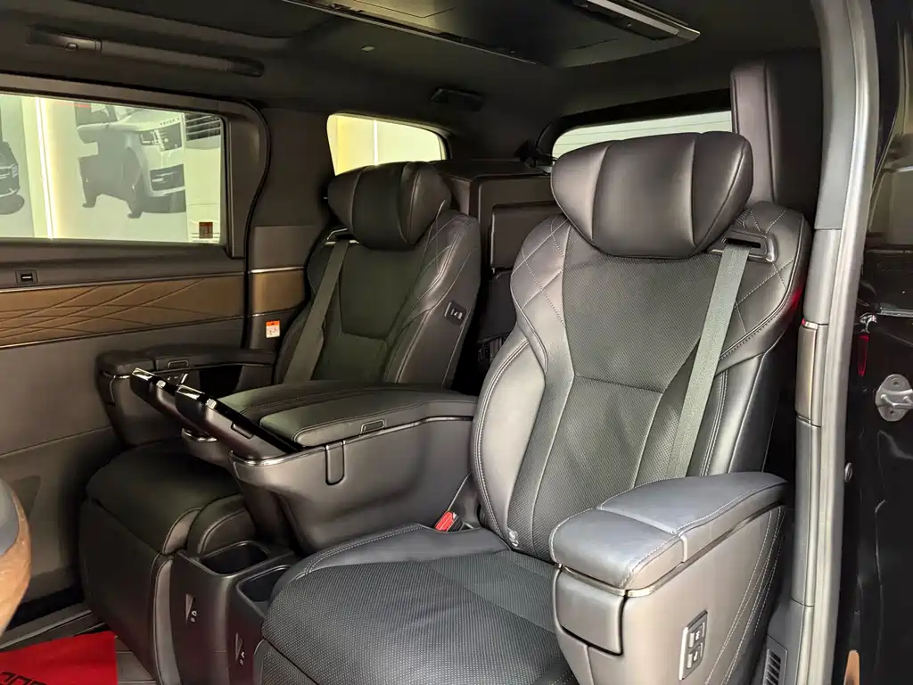 Toyota Alphard — миниатюра 24