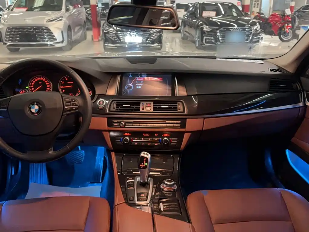 BMW 5 Series — миниатюра 10