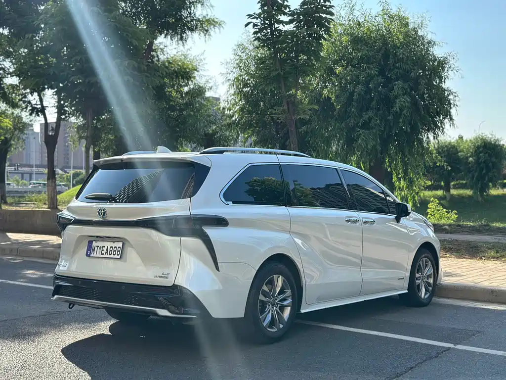 Toyota Sienna 2023 2.5L Luxury