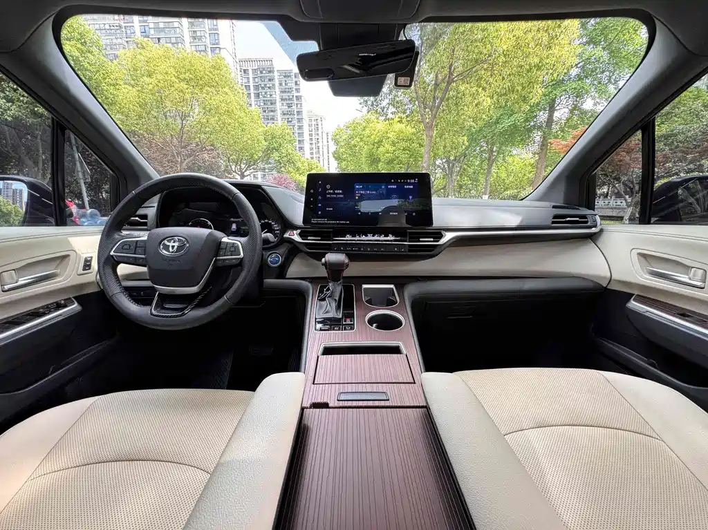 Toyota Granvia 2023 2.5L Luxury PLUS