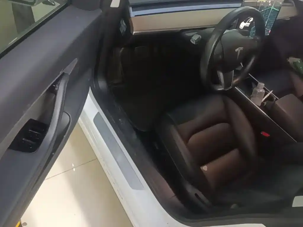 Tesla Model 3 — миниатюра 16