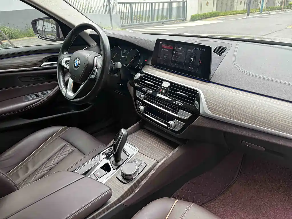 BMW 5 Series New Energy — миниатюра 13