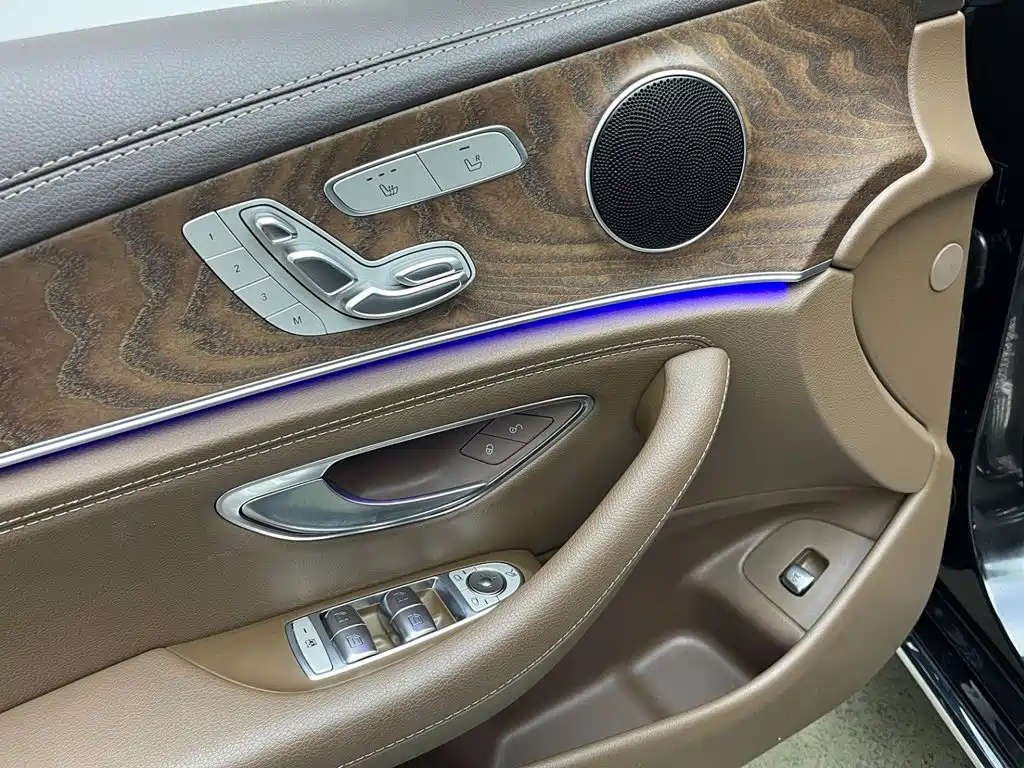 Mercedes-Benz E-Class — миниатюра 10
