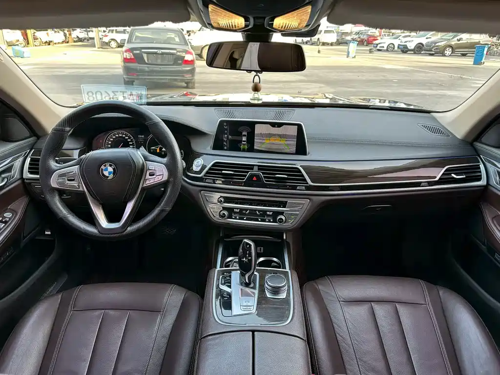 BMW 7 Series — миниатюра 5