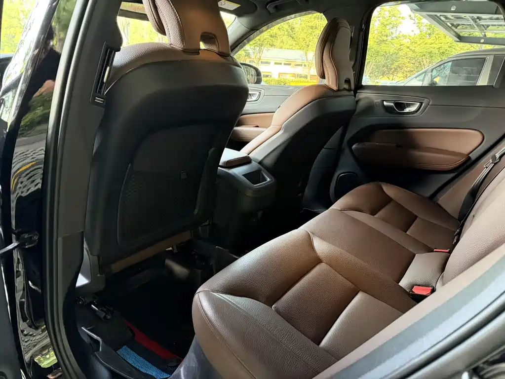 Volvo XC60 2025 B5 Luxury