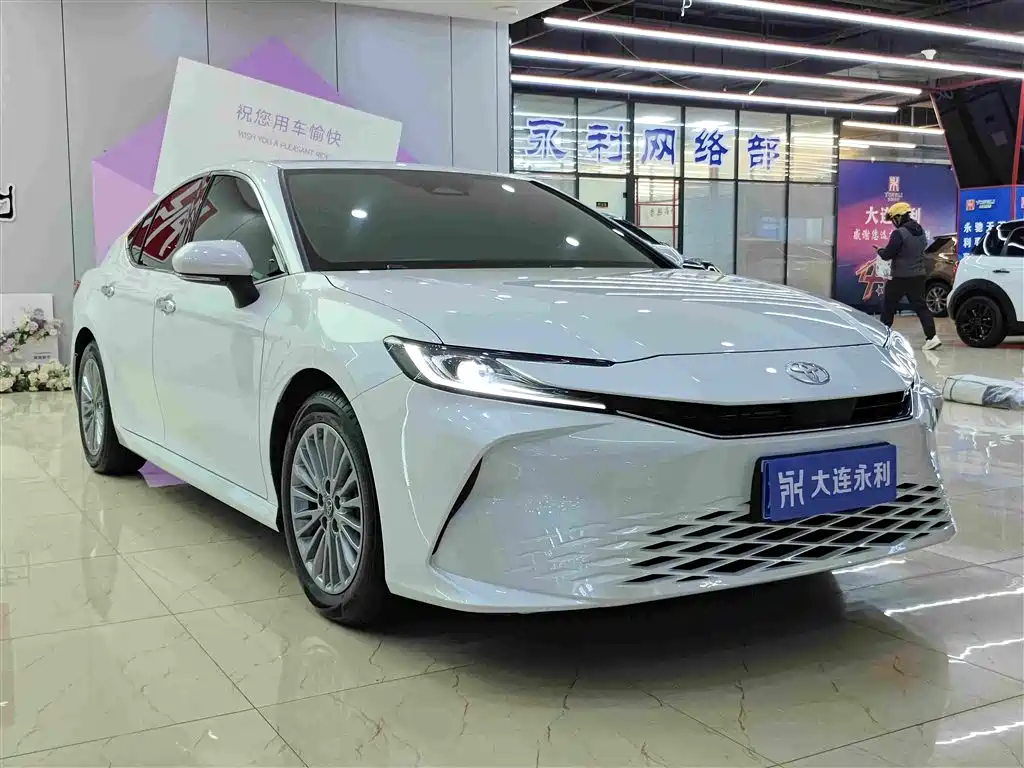 Toyota Camry — миниатюра 3