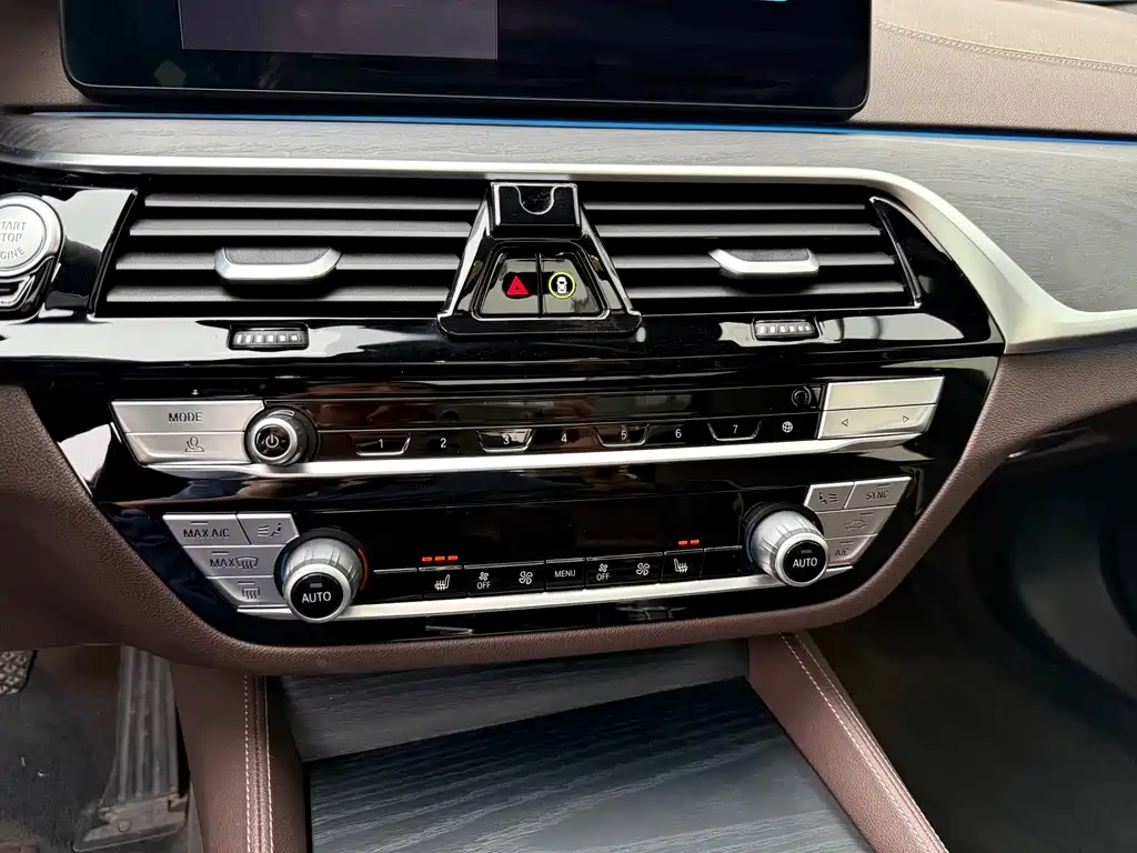 BMW 5 Series — миниатюра 10