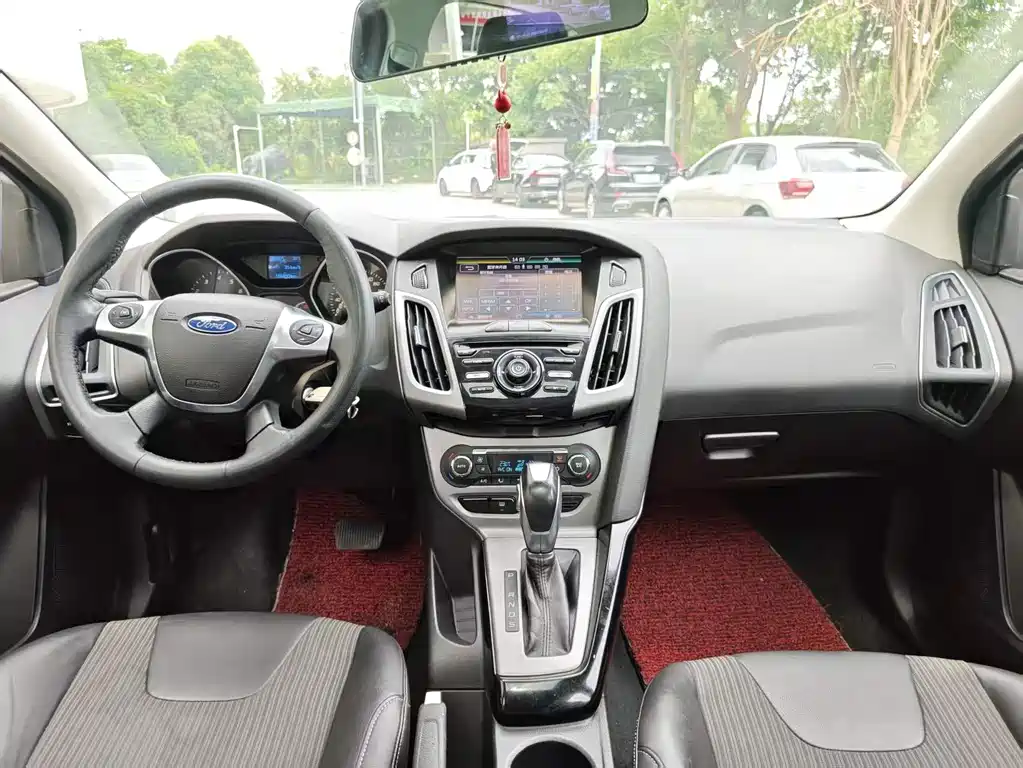 Ford Focus 2012 1.6L AT