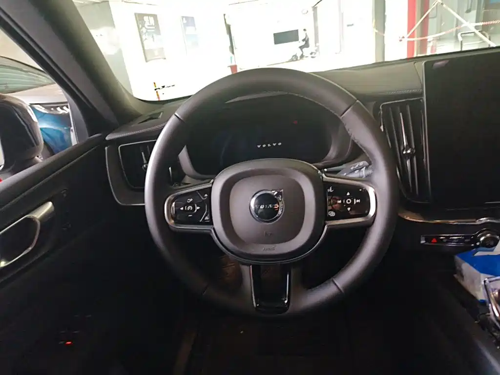 Volvo XC60 PHEV — миниатюра 6