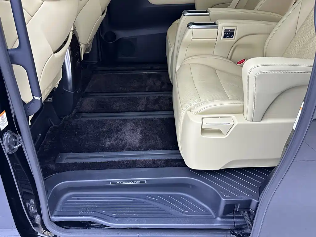 Toyota Alphard — миниатюра 6