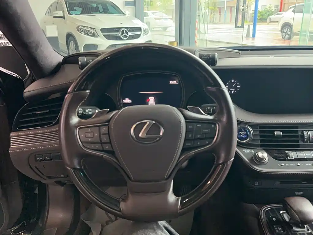 Lexus LS — миниатюра 4