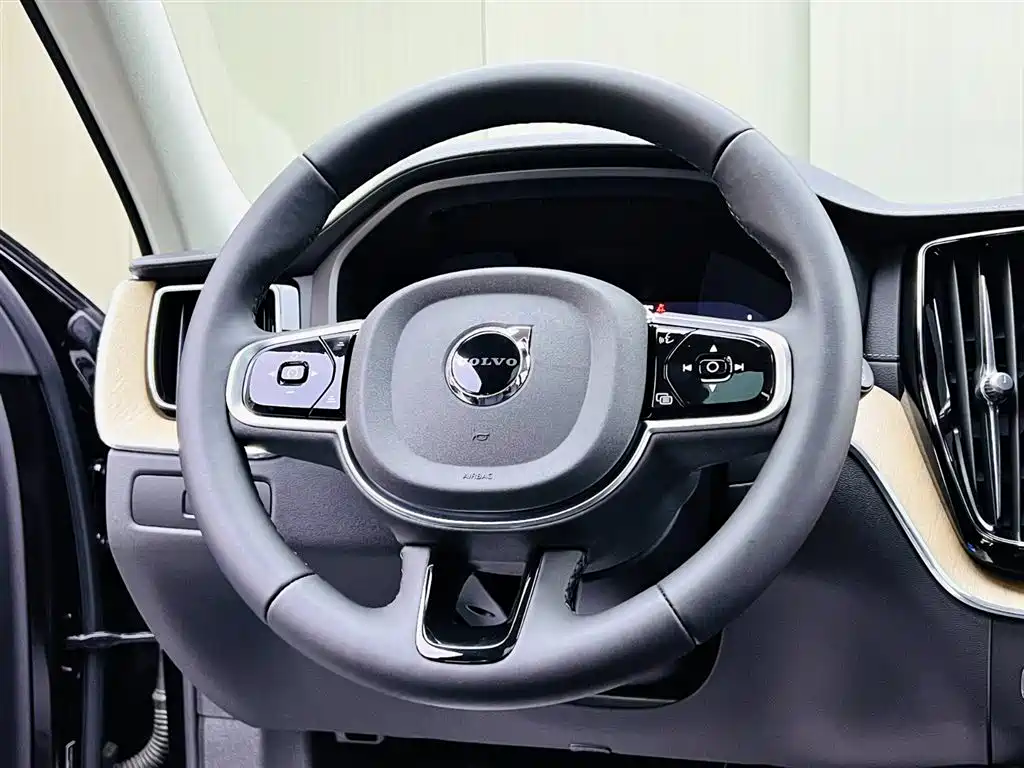 Volvo XC60 2026 B5 Luxury