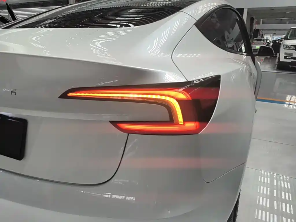 Tesla Model 3 — миниатюра 8