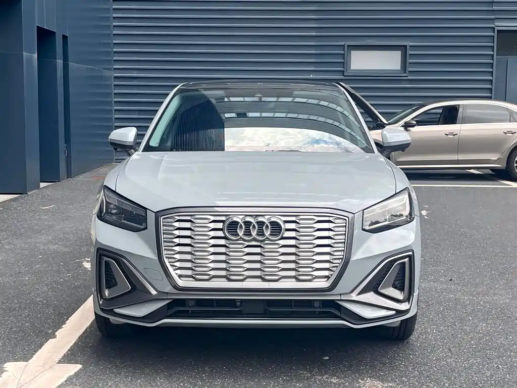 Audi Q2L e-tron — миниатюра 2
