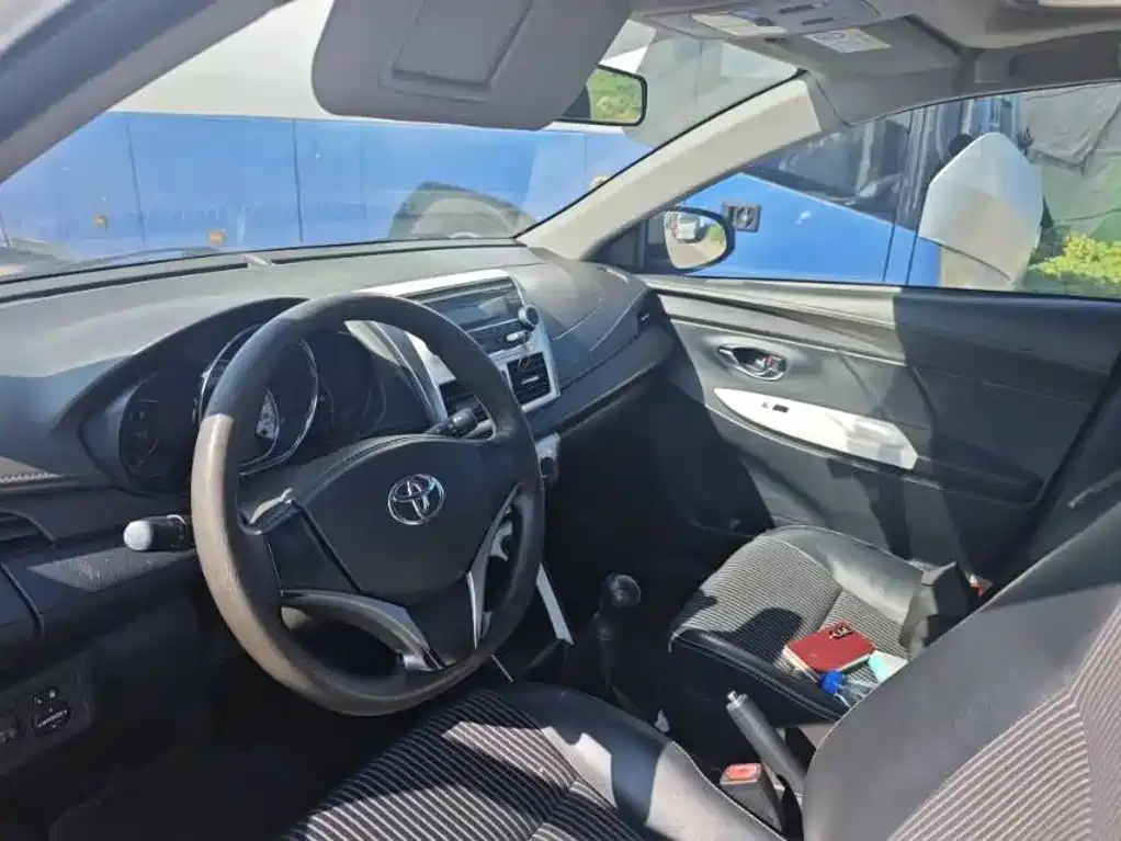 Toyota Yaris L — миниатюра 2