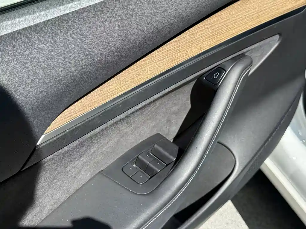 Tesla Model 3 — миниатюра 12