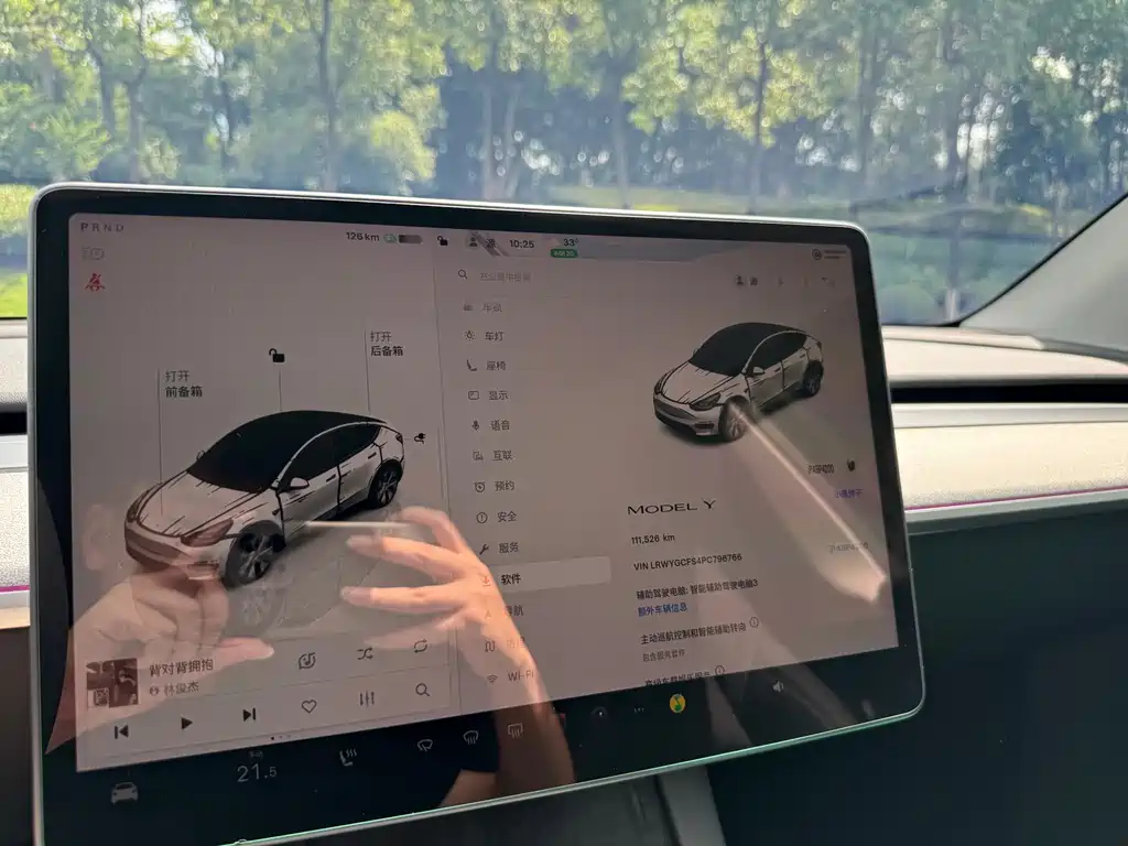 Tesla Model Y — миниатюра 12