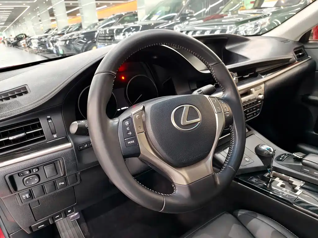 Lexus ES — миниатюра 12