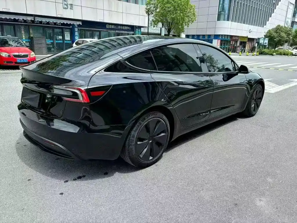 Tesla Model 3 — миниатюра 8