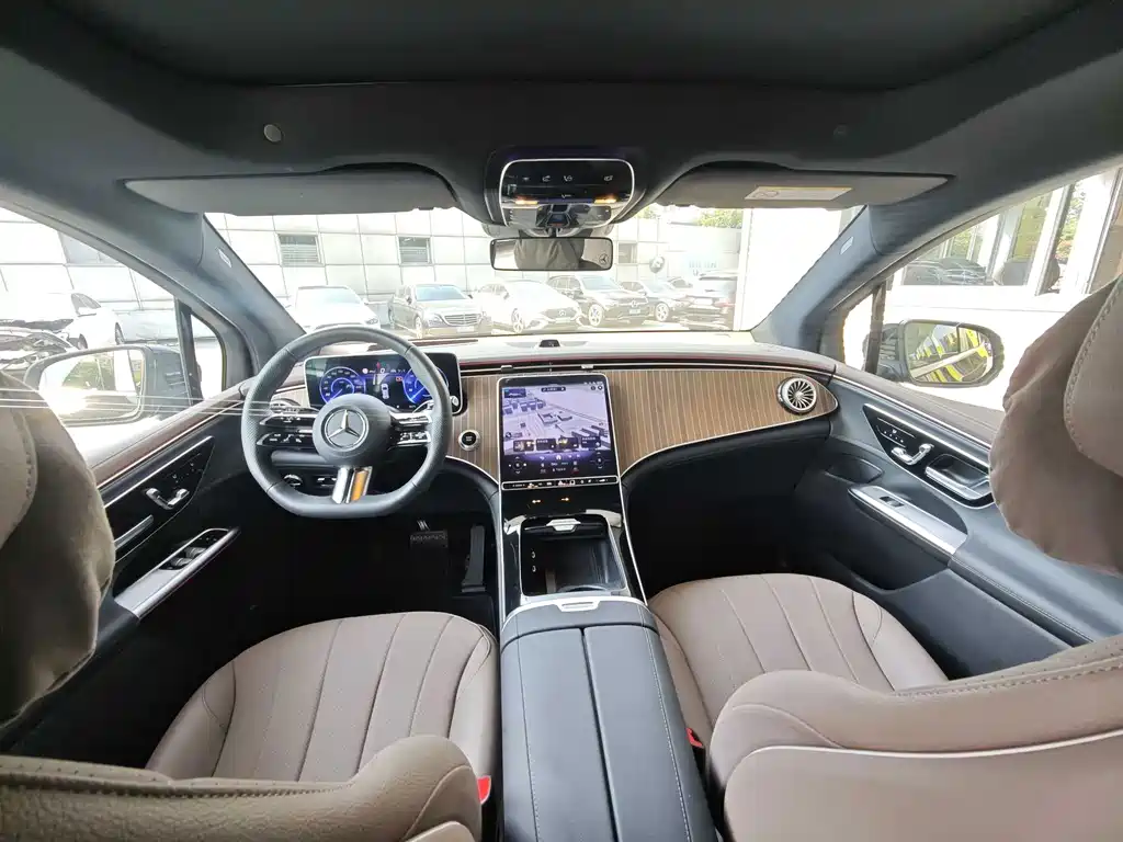 Mercedes-Benz EQE SUV — миниатюра 15