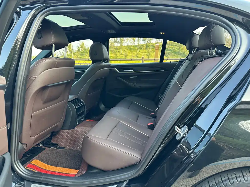 BMW 5 Series — миниатюра 7
