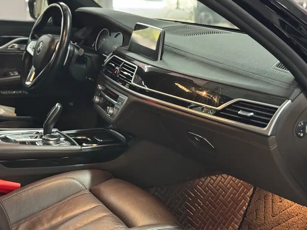 BMW 7 Series — миниатюра 6