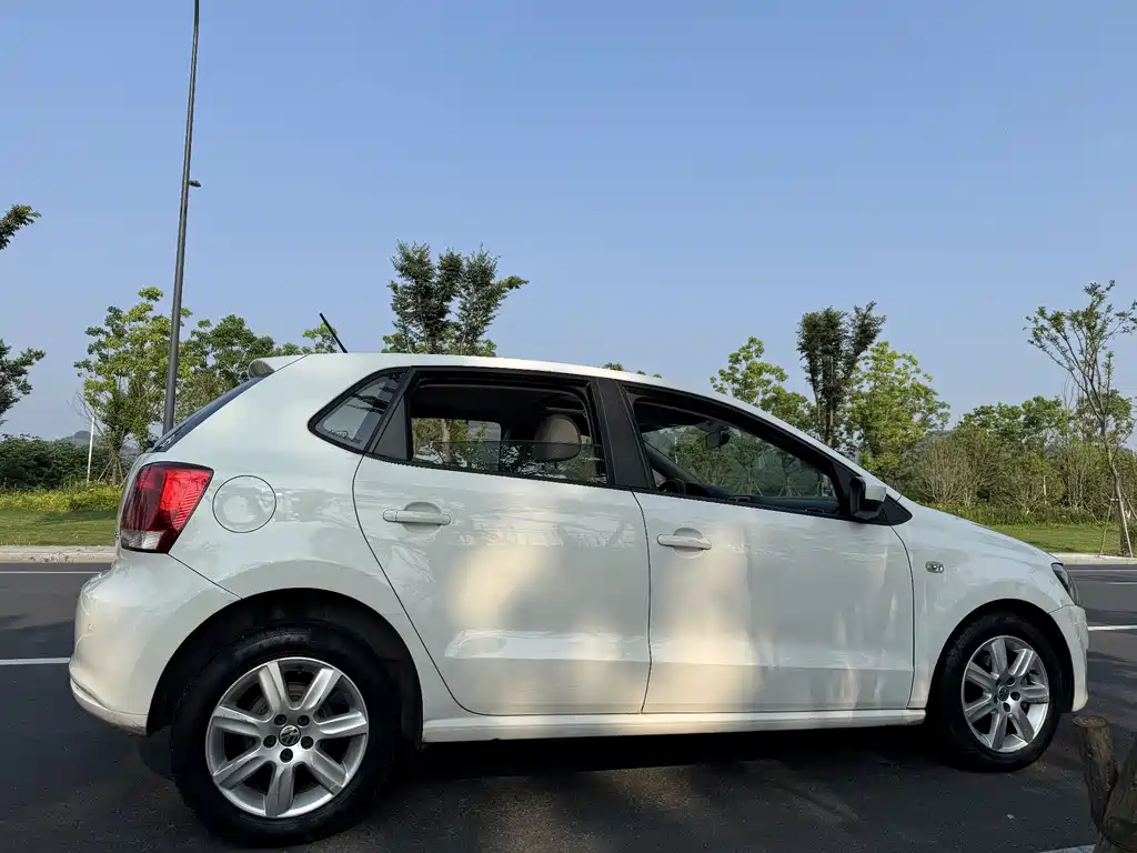 Volkswagen Polo 2011 1.6L AT