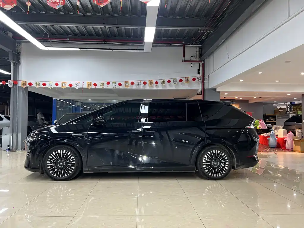 XPeng X9 — миниатюра 6