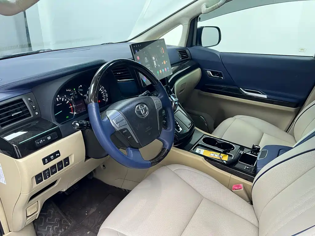 Toyota Alphard — миниатюра 6