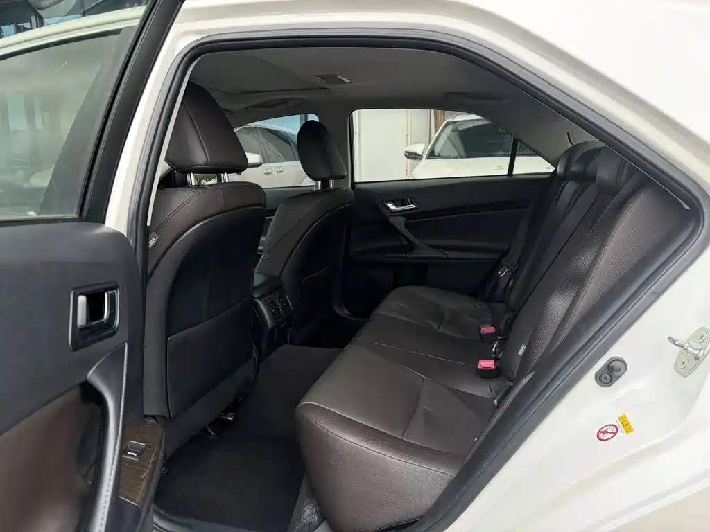 Toyota Reiz — миниатюра 7
