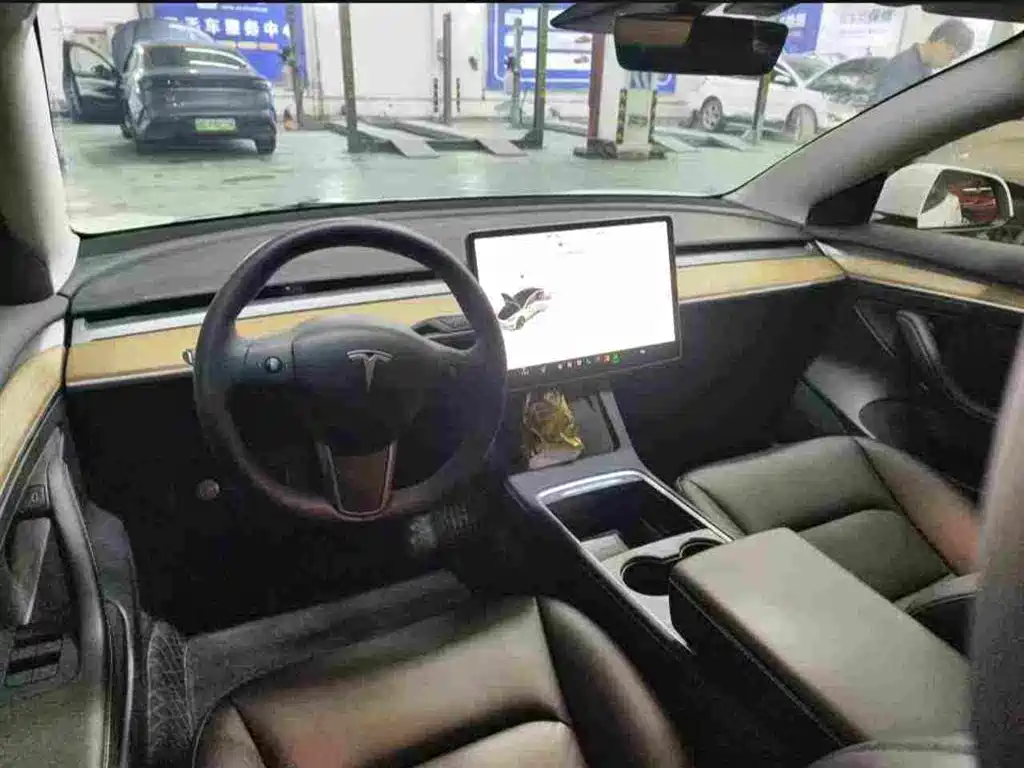 Tesla Model 3 — миниатюра 5