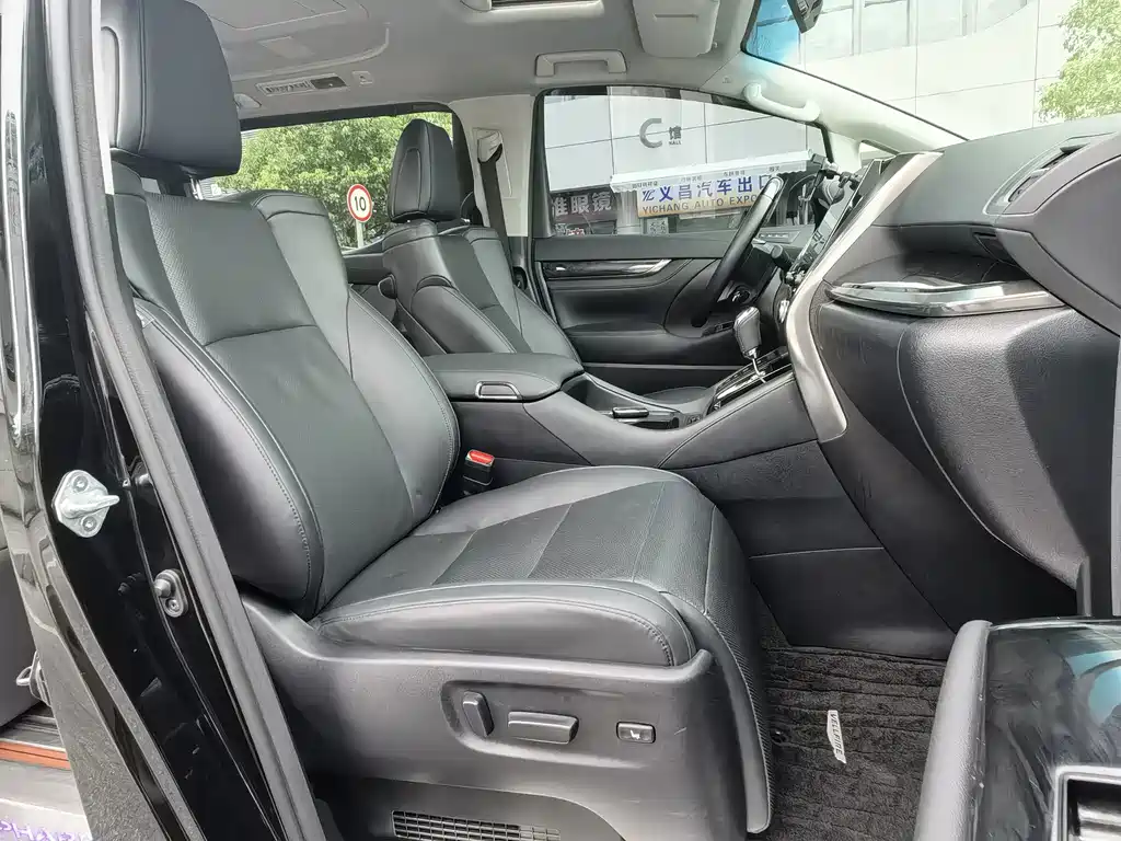 Toyota Alphard — миниатюра 9