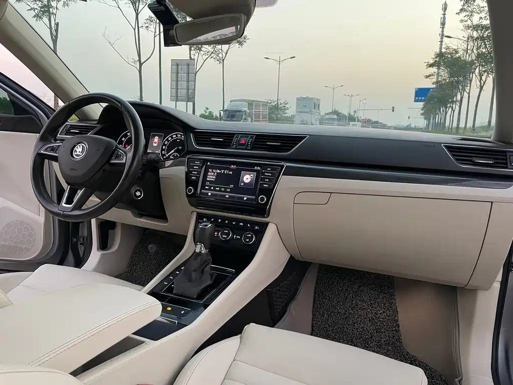 Skoda Superb — миниатюра 28