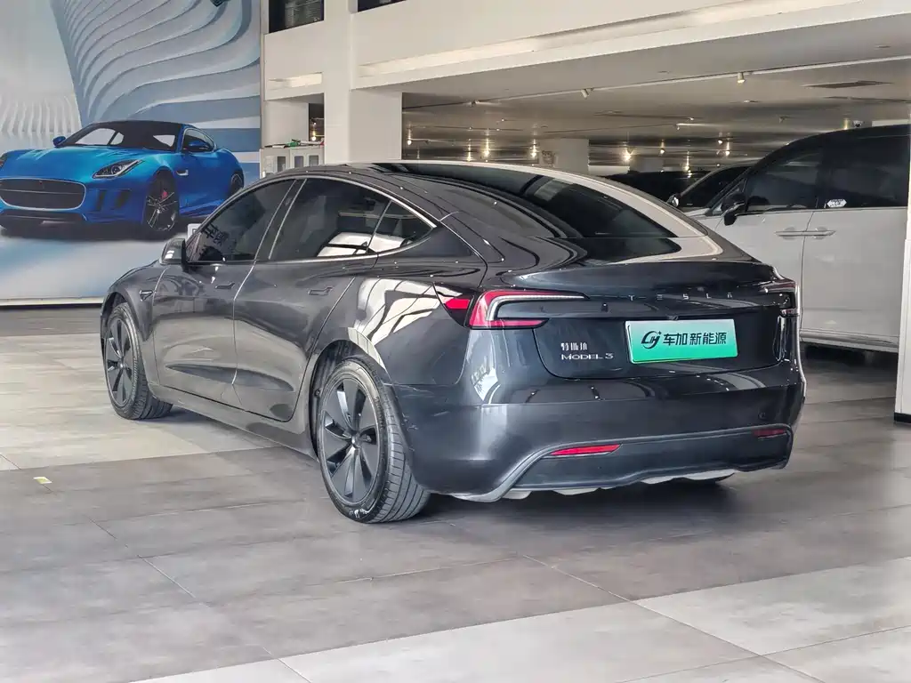 Tesla Model 3 — миниатюра 7