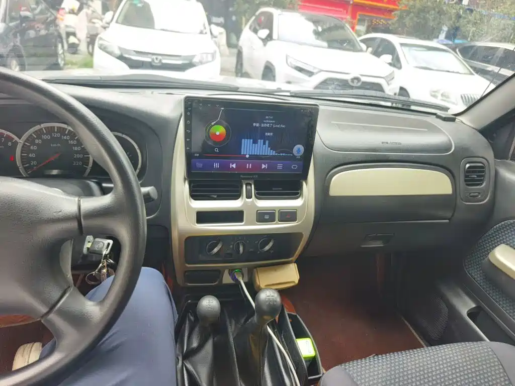 Nissan Paladin — миниатюра 14