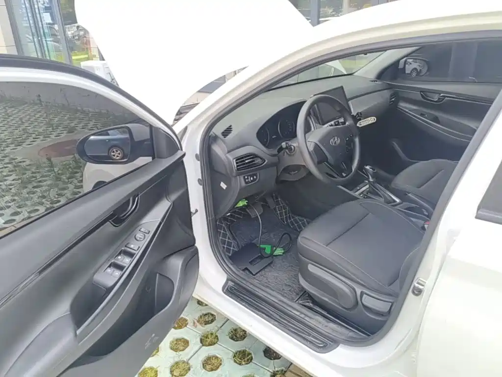 Hyundai Elantra — миниатюра 16