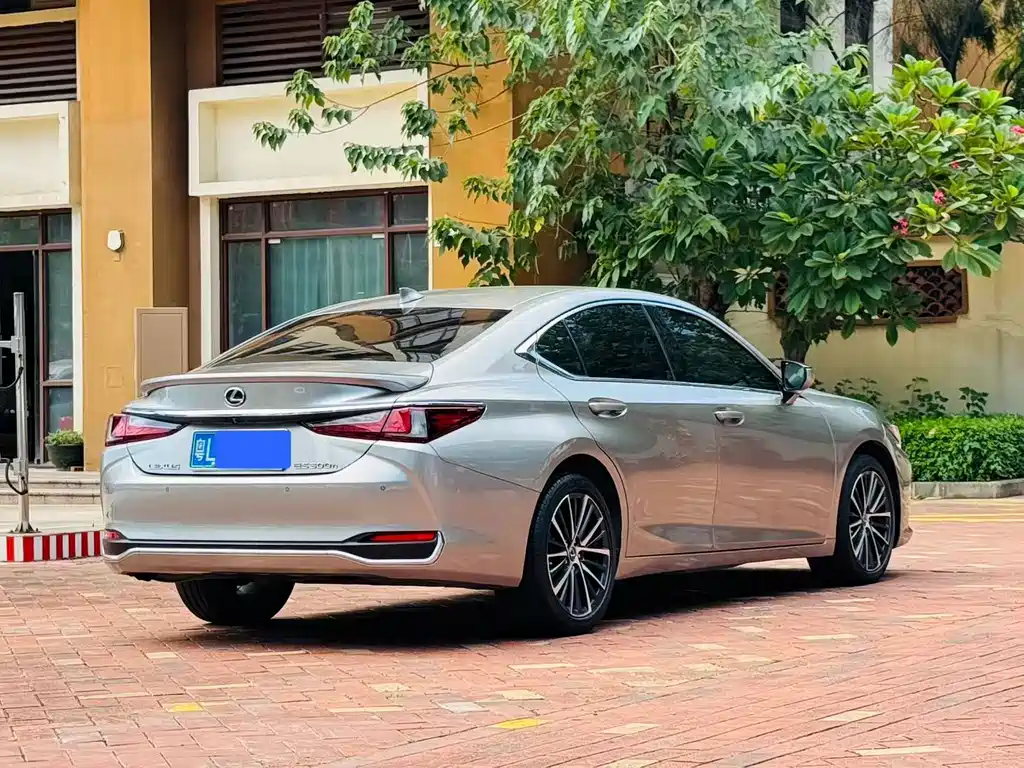 Lexus ES — миниатюра 7