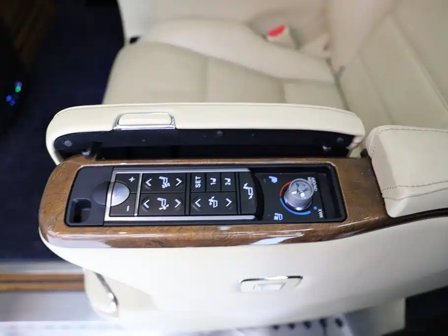 Toyota Alphard — миниатюра 21