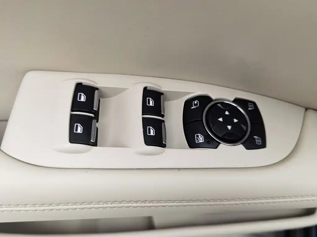 Lincoln MKZ — миниатюра 9