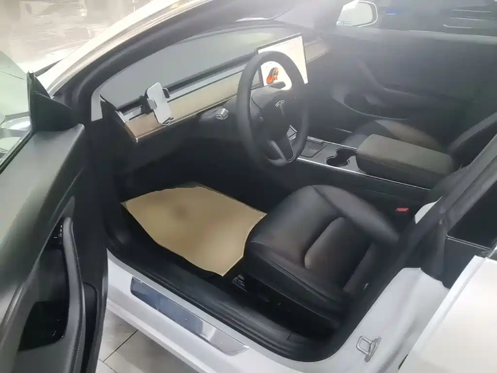 Tesla Model 3 — миниатюра 16