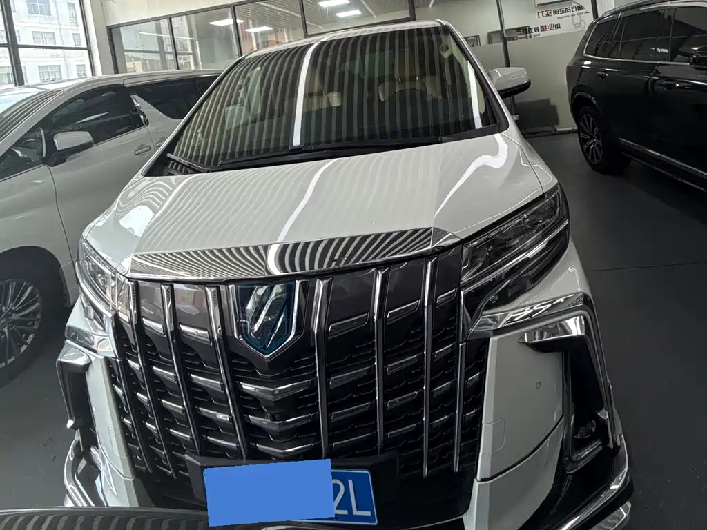 Toyota Alphard — миниатюра 2