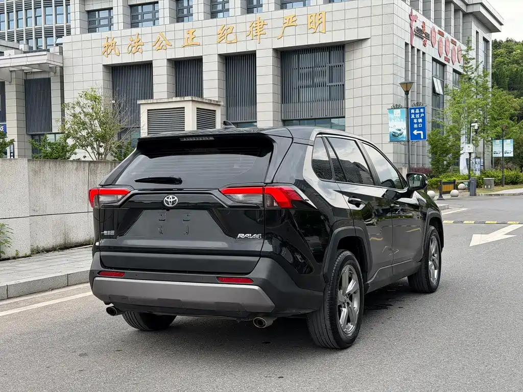 Toyota RAV4 — миниатюра 5