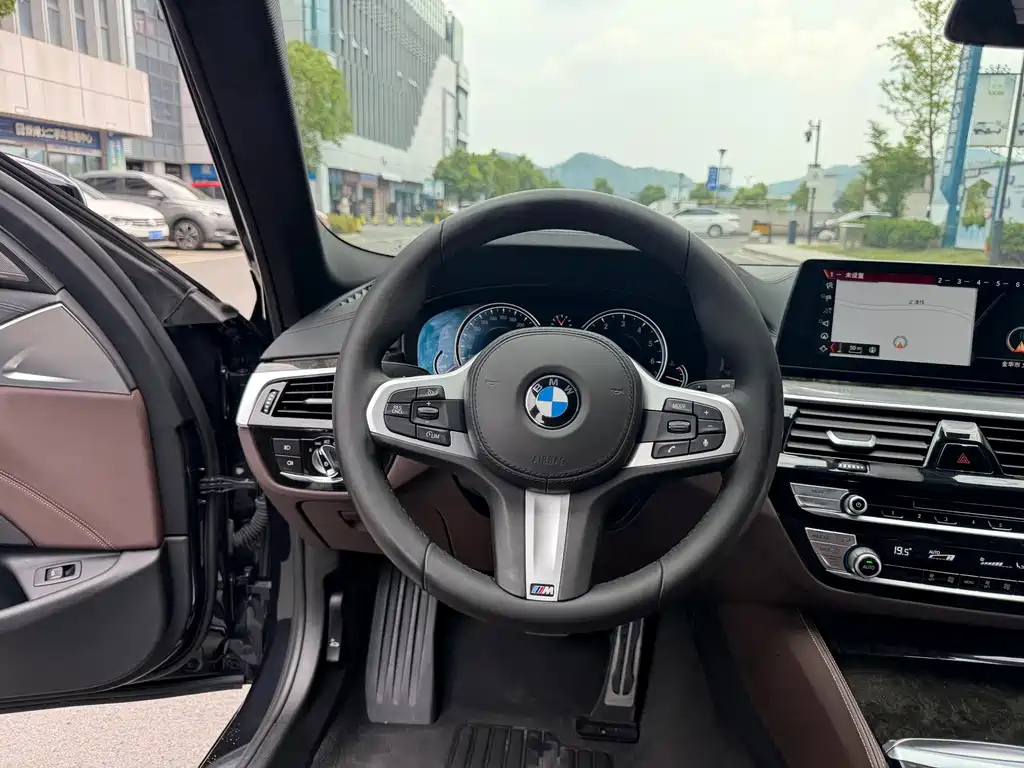 BMW 5 Series — миниатюра 17